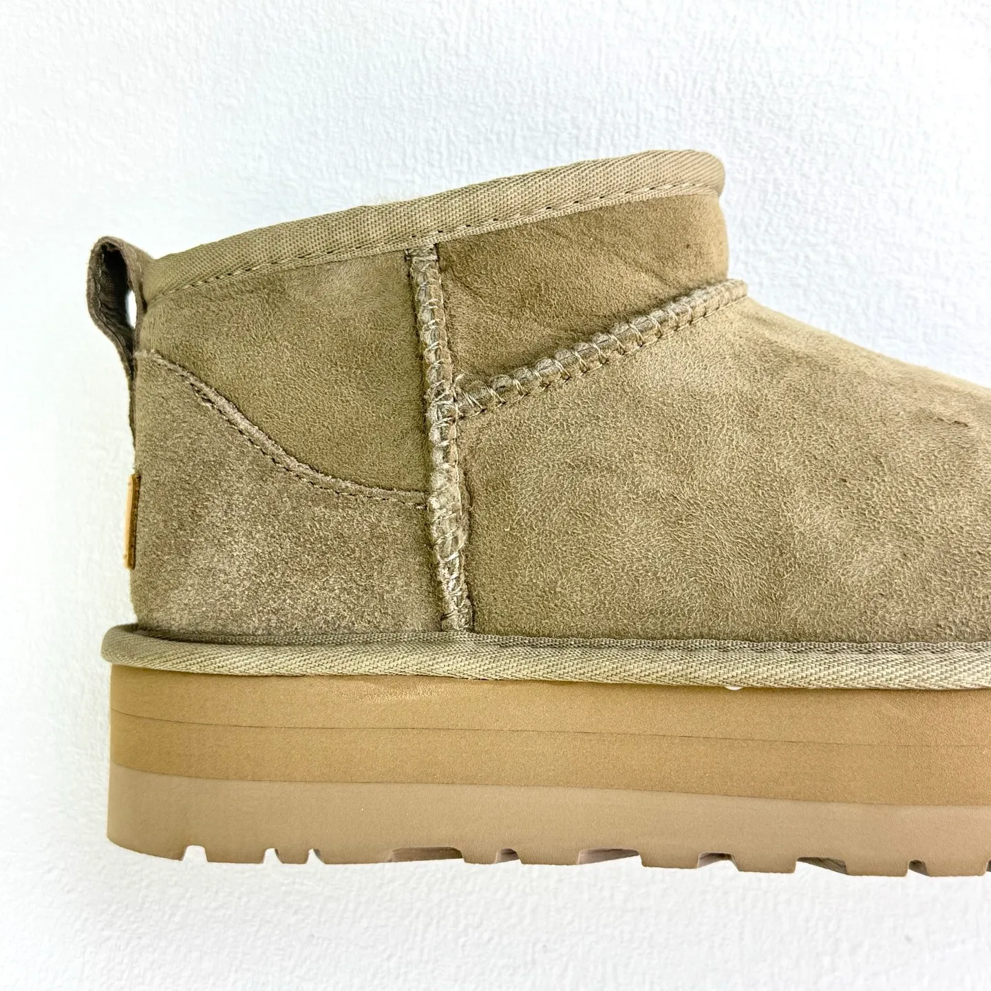 Self-pickup 💰440 Zhou Dongyu mini three-centimeter series snow boots/maroon gray black antelope brown carefully selected Longfeng sheep fur, fine texture, skin-friendly and breathable. The shoe collar is designed with simple tailoring. Easy to put on and take off. Fashionable personality. Comfortable Treadlite by ugg light wing EVA outsole. Comfortable cushioning. Size: 35 36 37 38 39 40